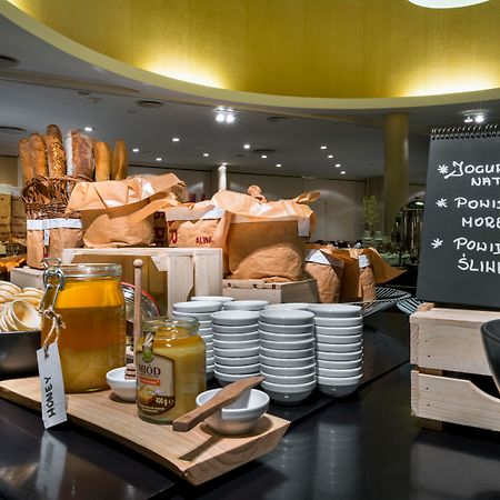 Radisson Blu Sobieski Varsavia Esterno foto Breakfast buffet at the hotel