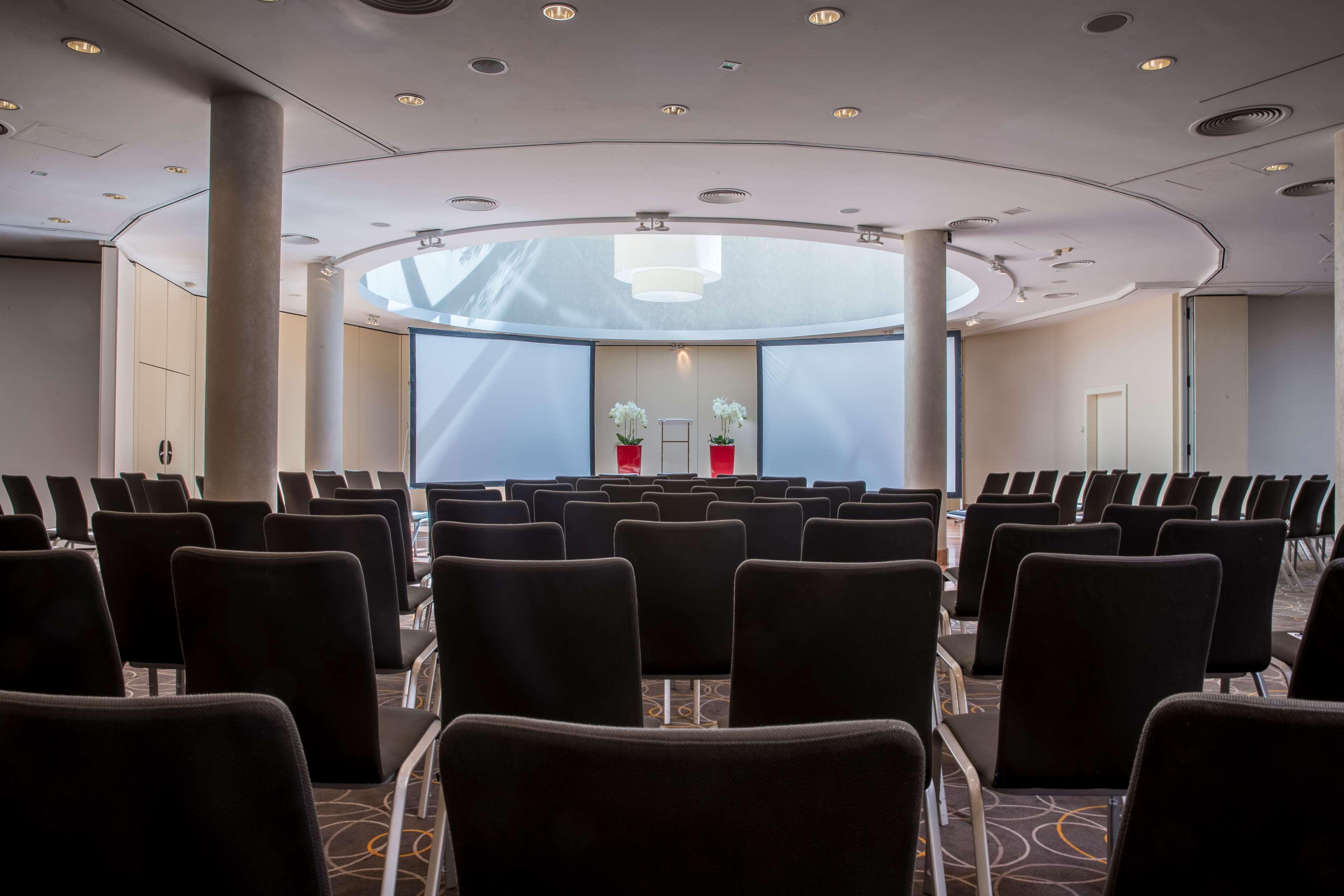 Radisson Blu Sobieski Varsavia Esterno foto The meeting room of the hotel