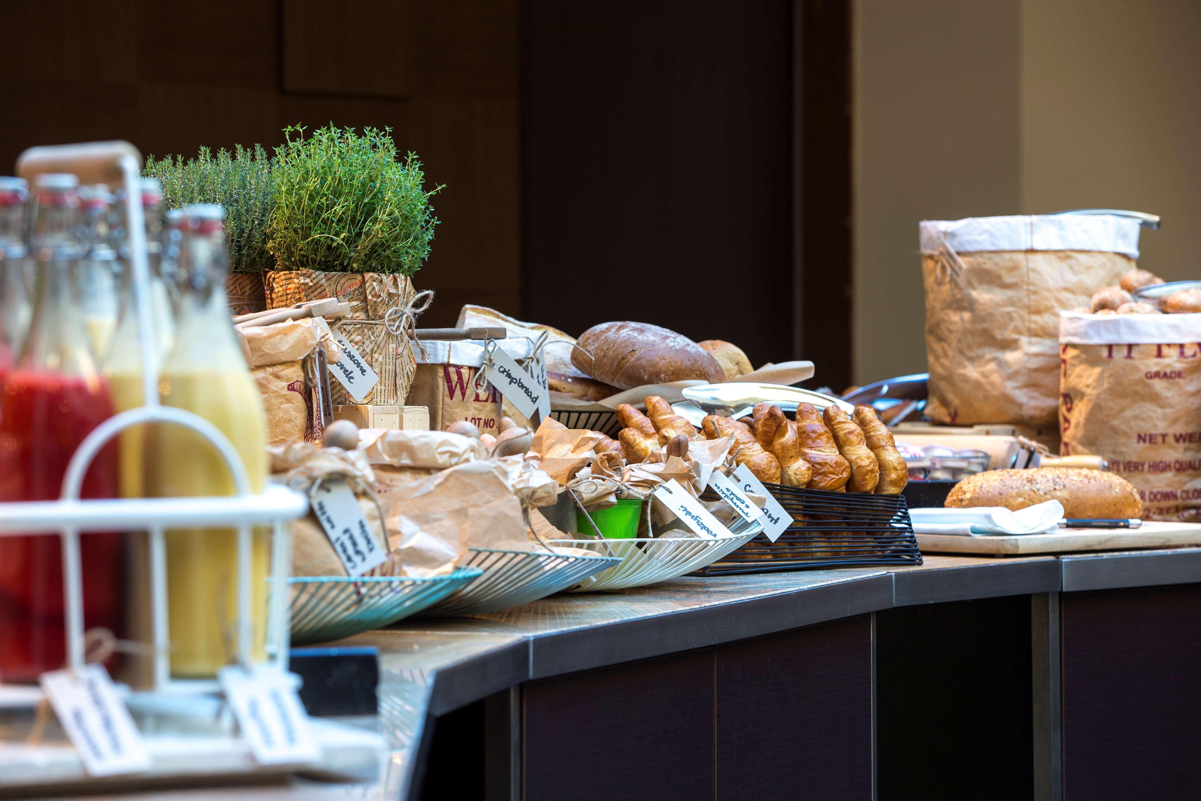 Radisson Blu Sobieski Varsavia Esterno foto Breakfast buffet at a luxury hotel