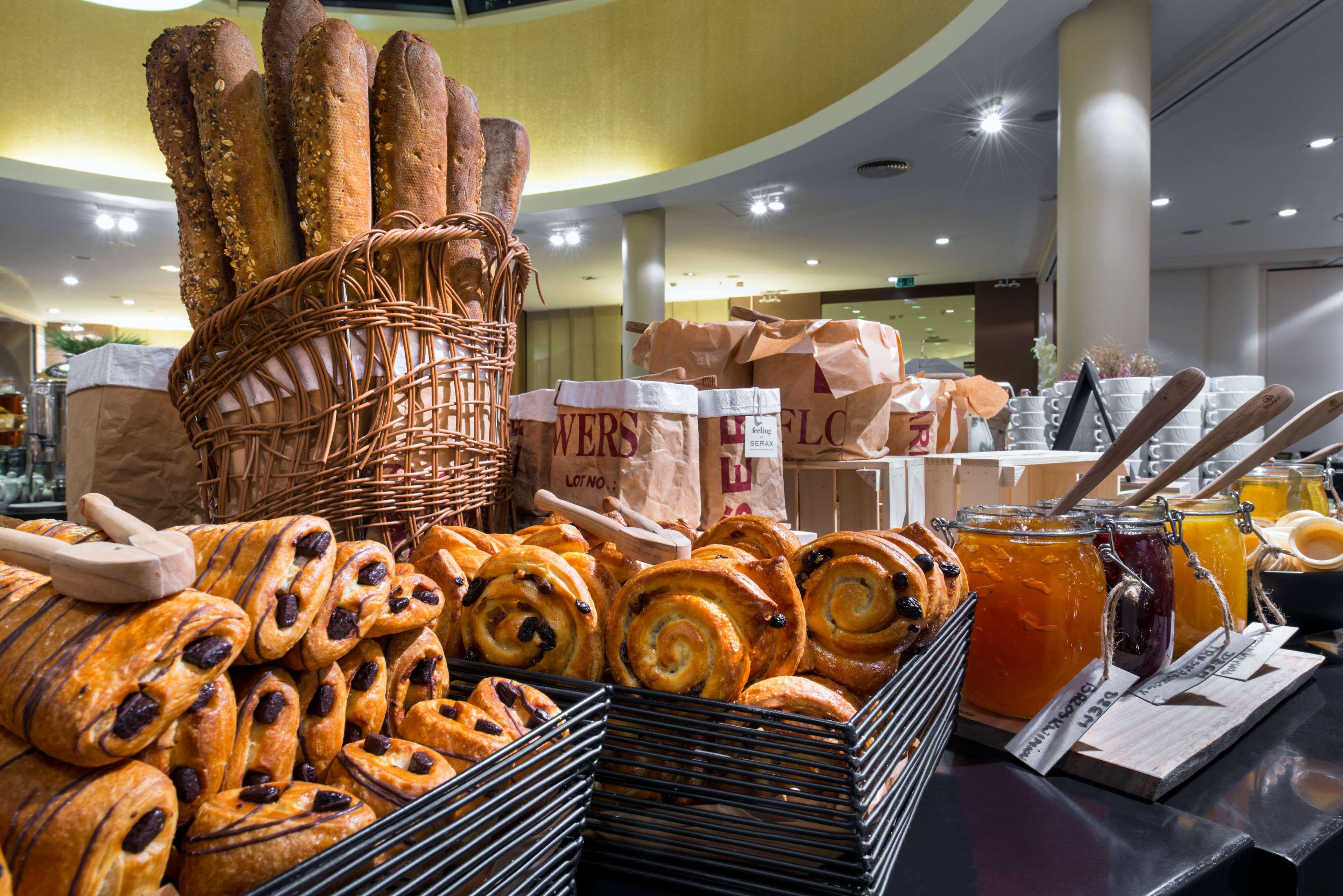 Radisson Blu Sobieski Varsavia Esterno foto Breakfast buffet at a luxury hotel in Paris