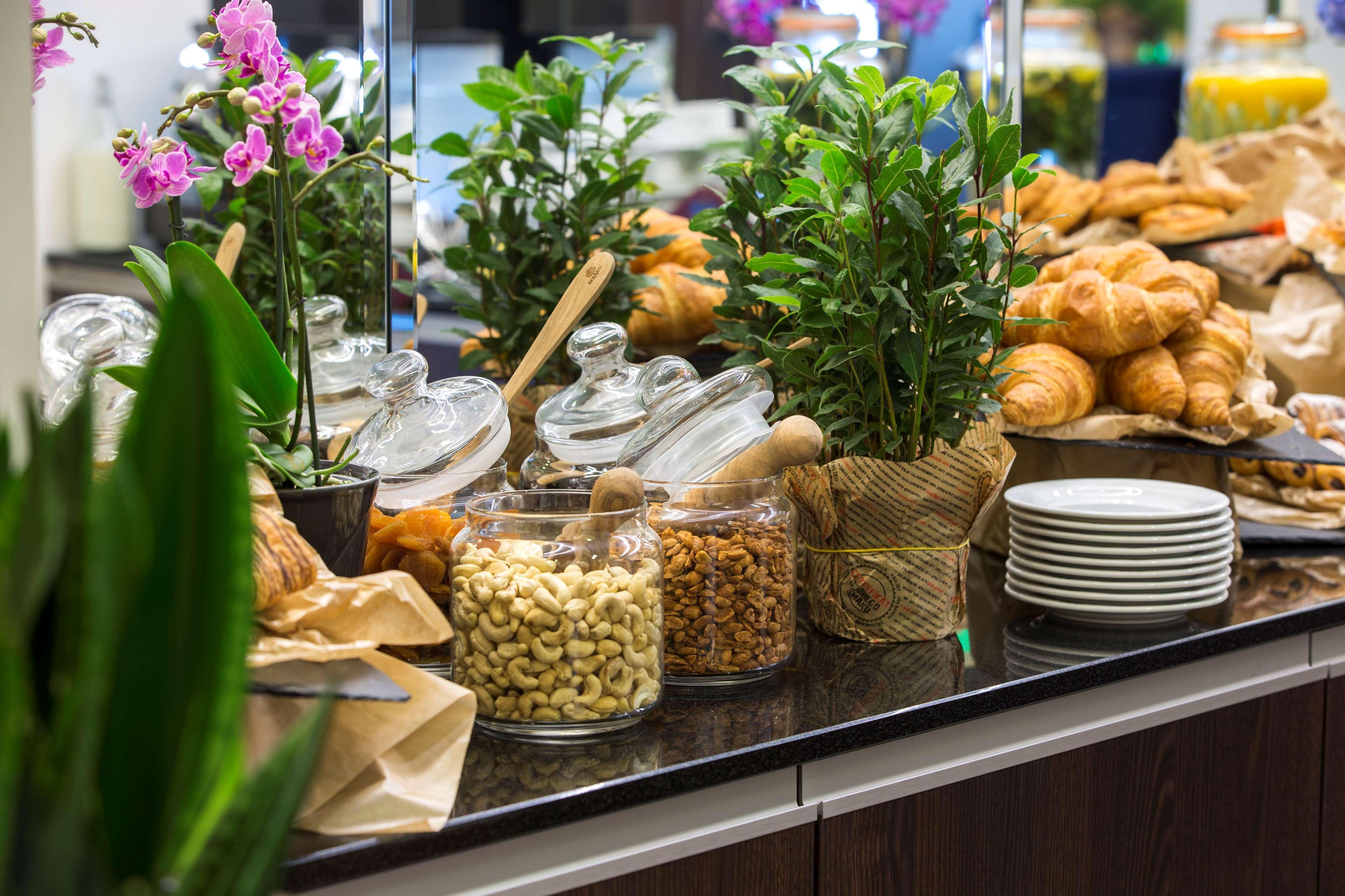Radisson Blu Sobieski Varsavia Esterno foto Breakfast buffet at the hotel