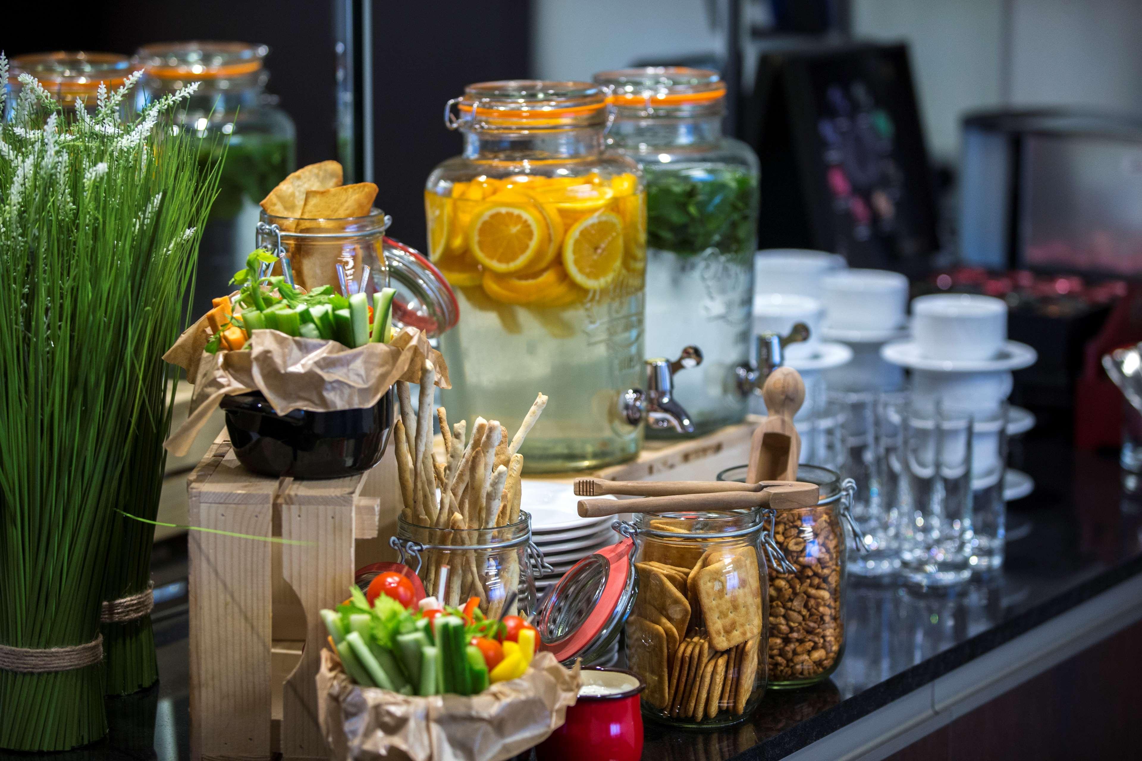 Radisson Blu Sobieski Varsavia Esterno foto A buffet at a hotel
