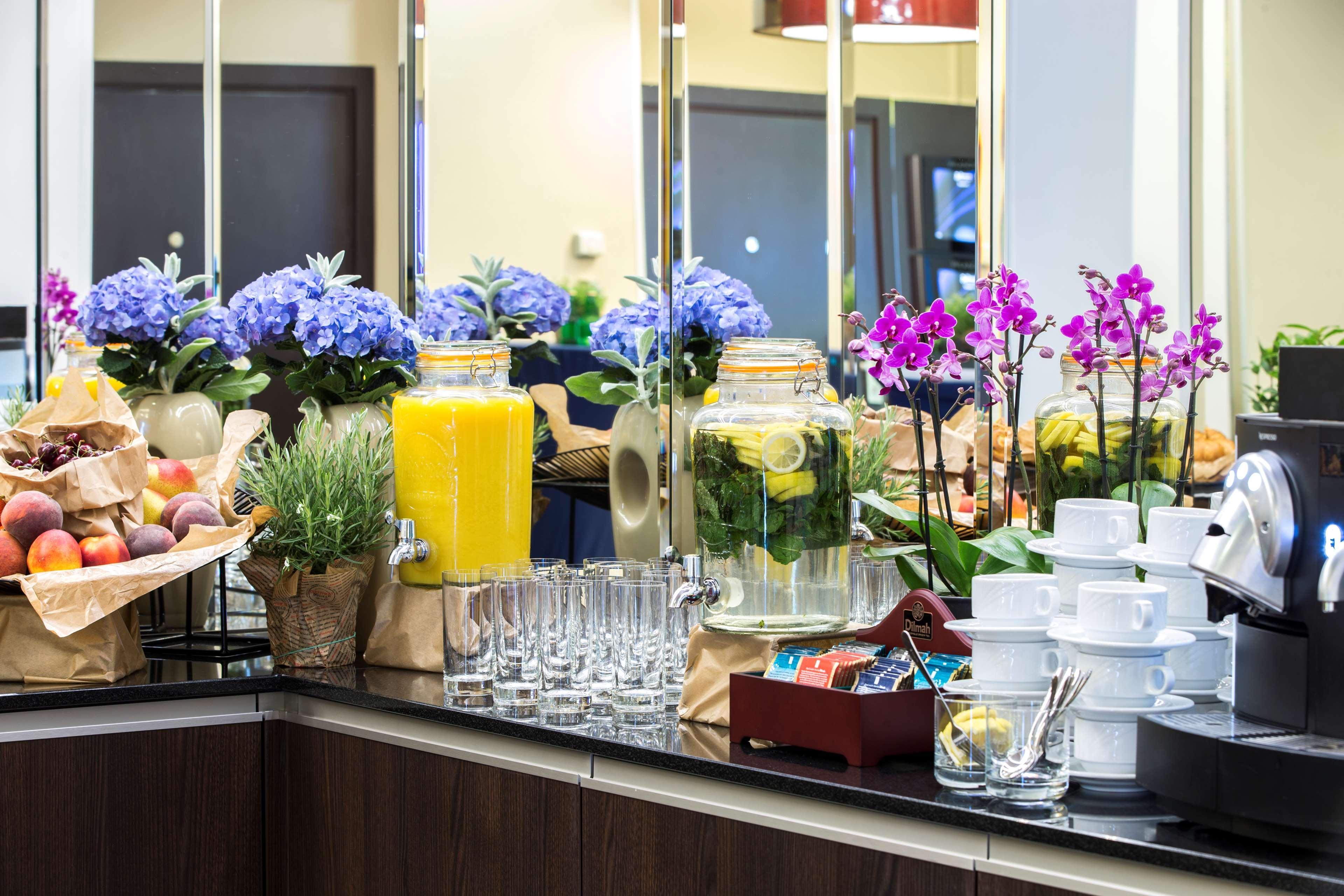 Radisson Blu Sobieski Varsavia Esterno foto Breakfast buffet at the hotel