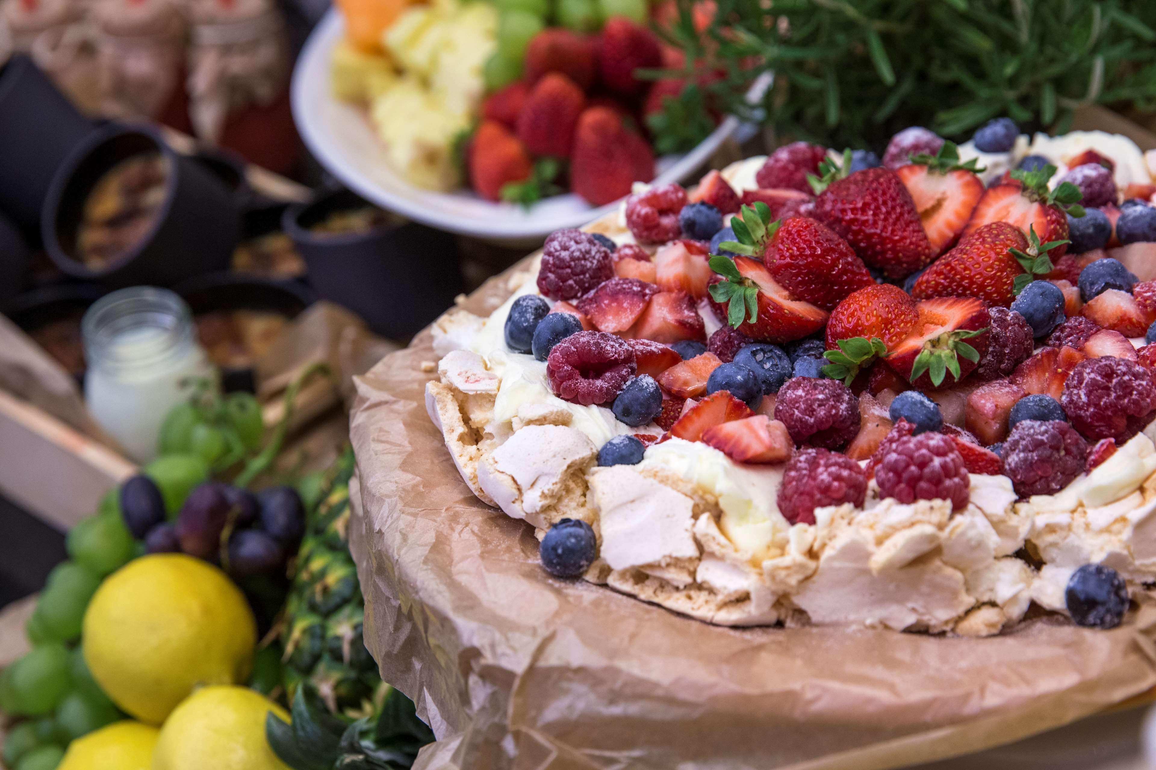 Radisson Blu Sobieski Varsavia Esterno foto Pavlova with fresh berries