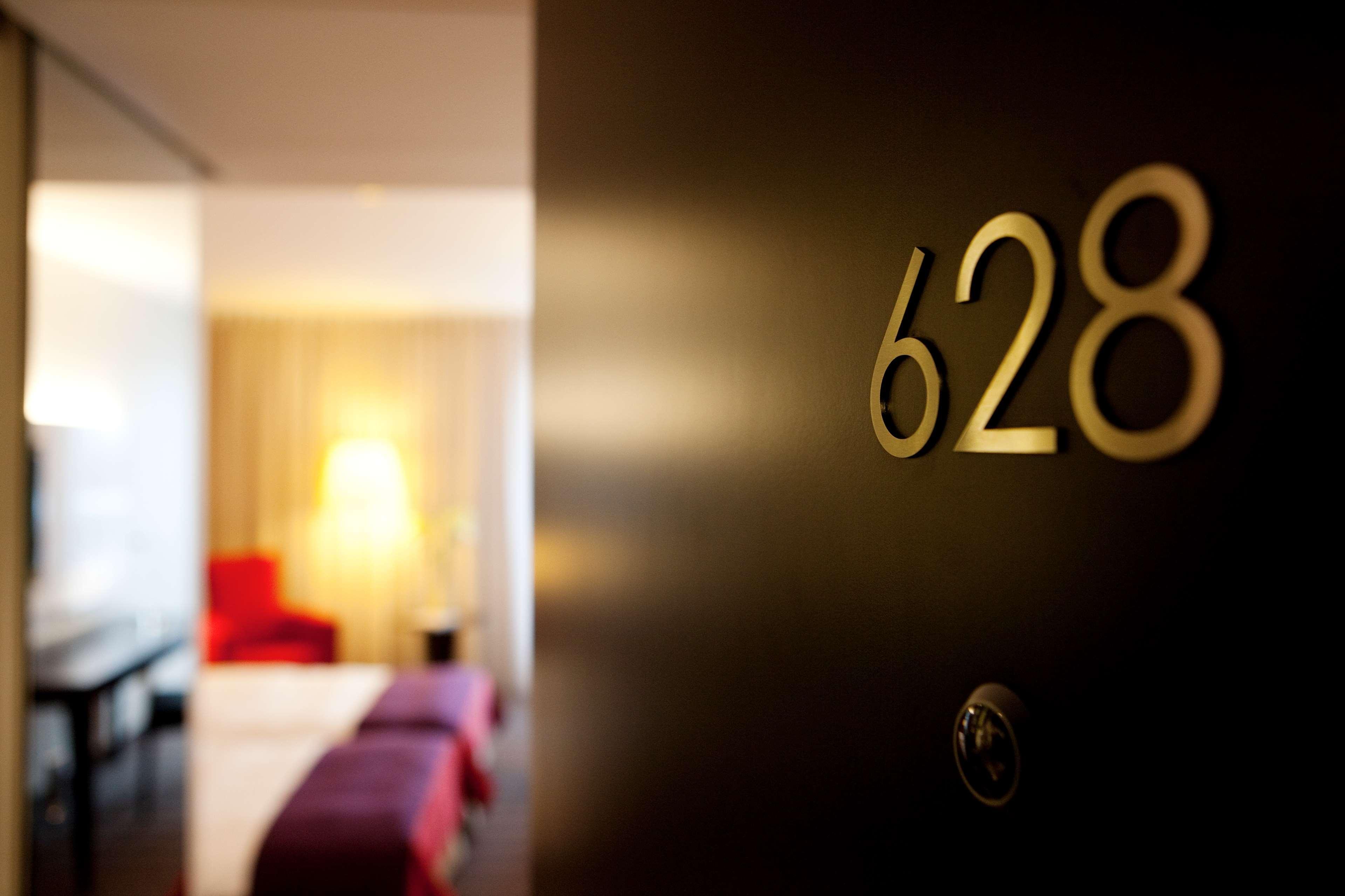 Radisson Blu Sobieski Varsavia Esterno foto Room number in a modern hotel