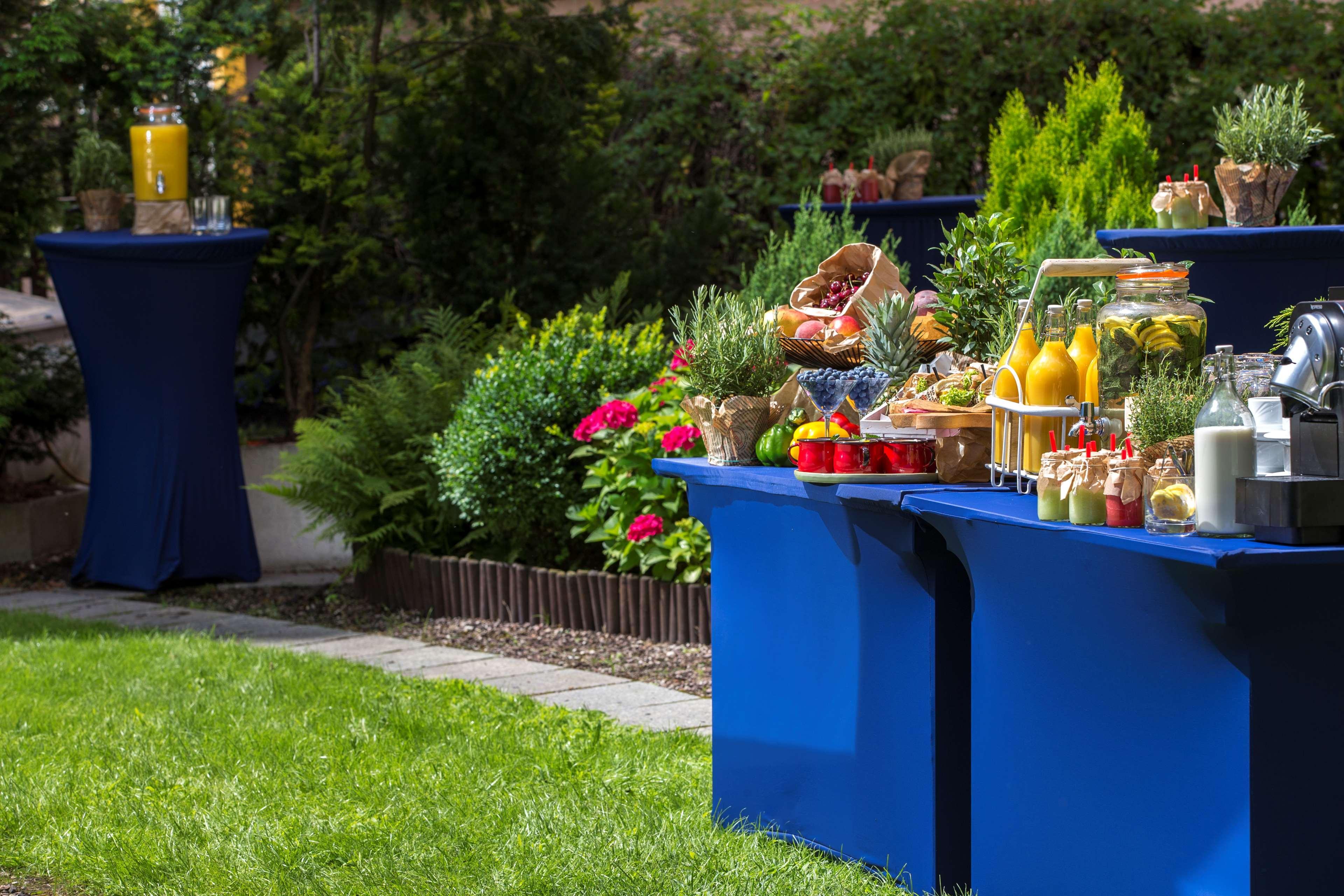 Radisson Blu Sobieski Varsavia Esterno foto Garden Party