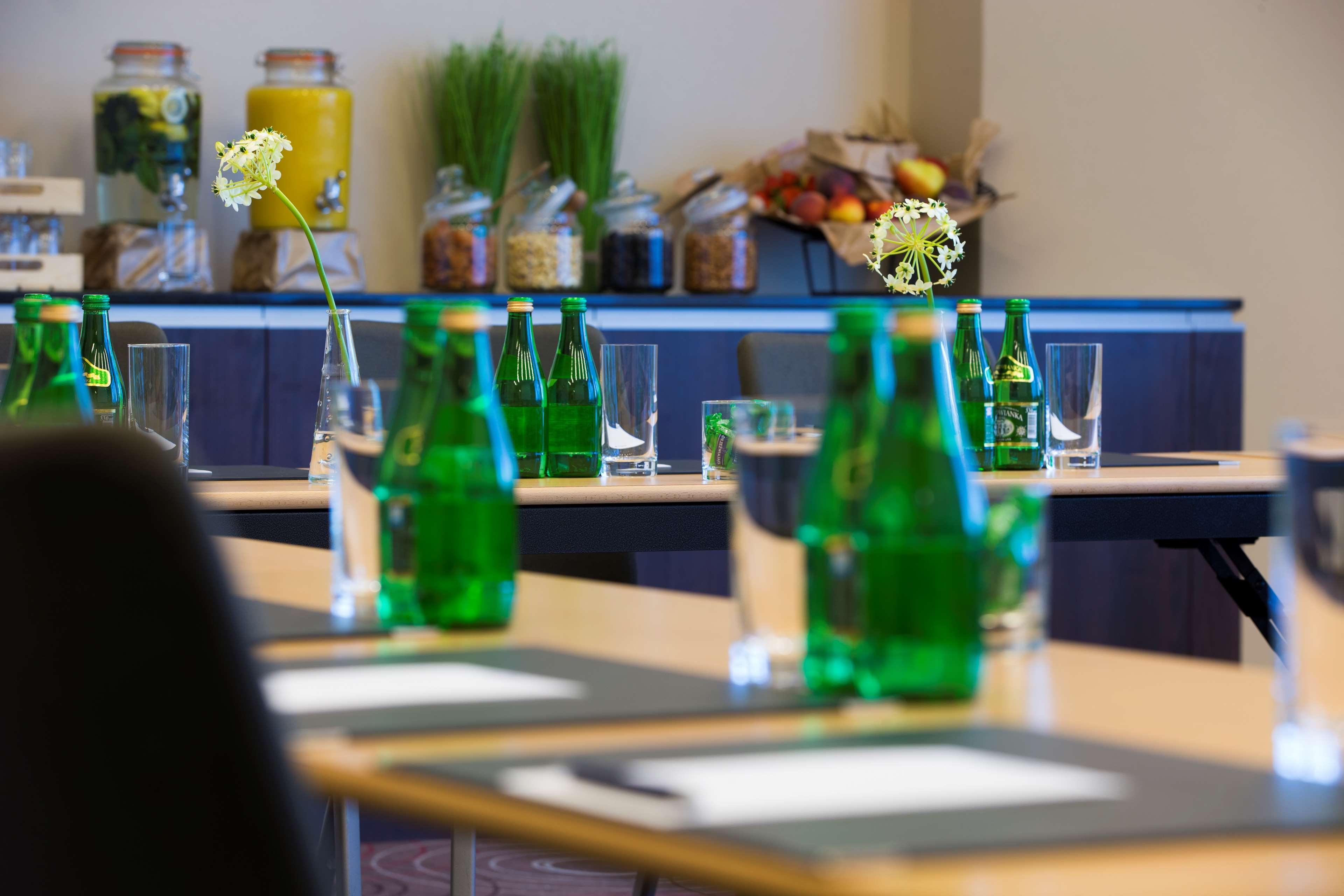 Radisson Blu Sobieski Varsavia Esterno foto The table setting at a meeting