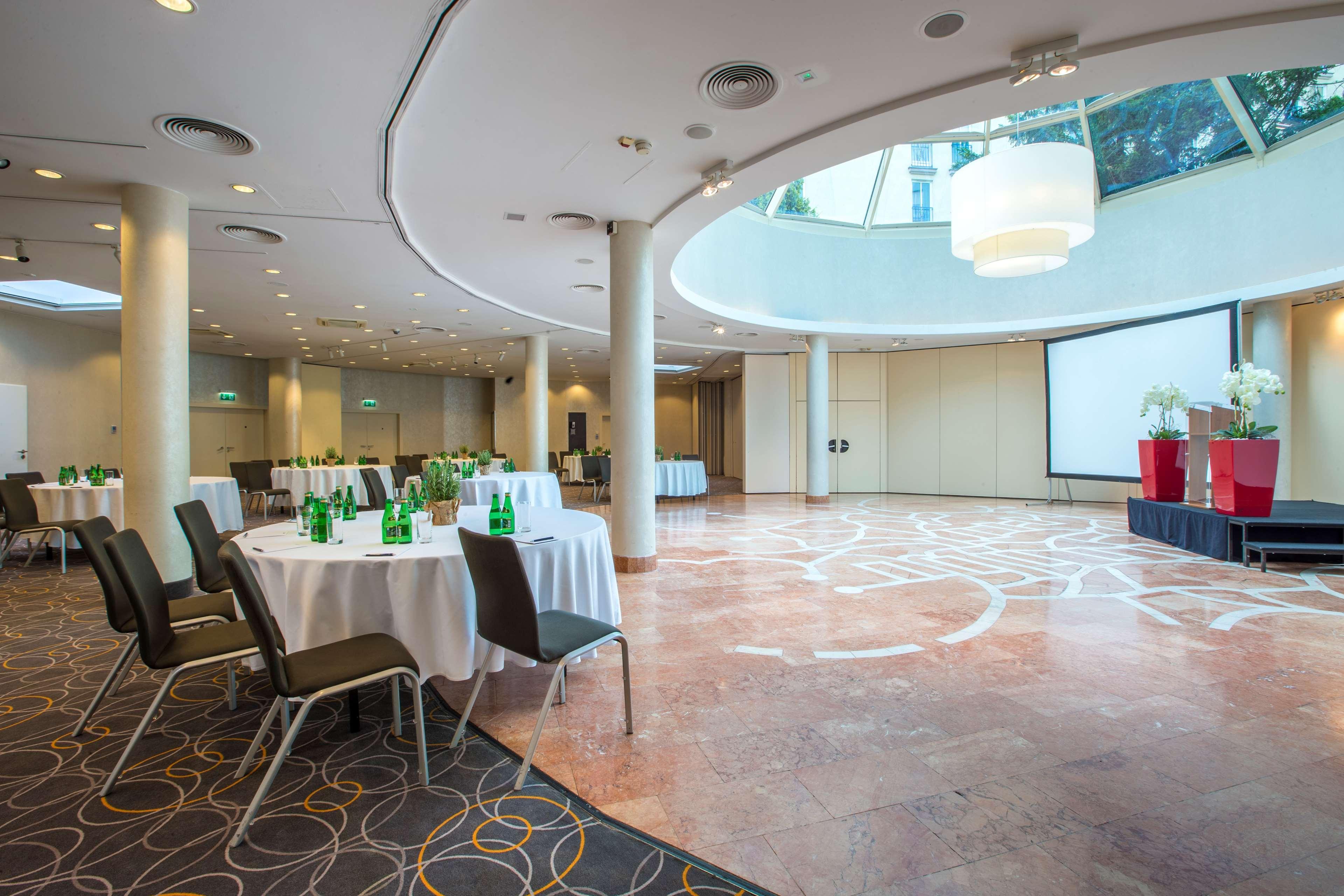 Radisson Blu Sobieski Varsavia Esterno foto The meeting room of the hotel