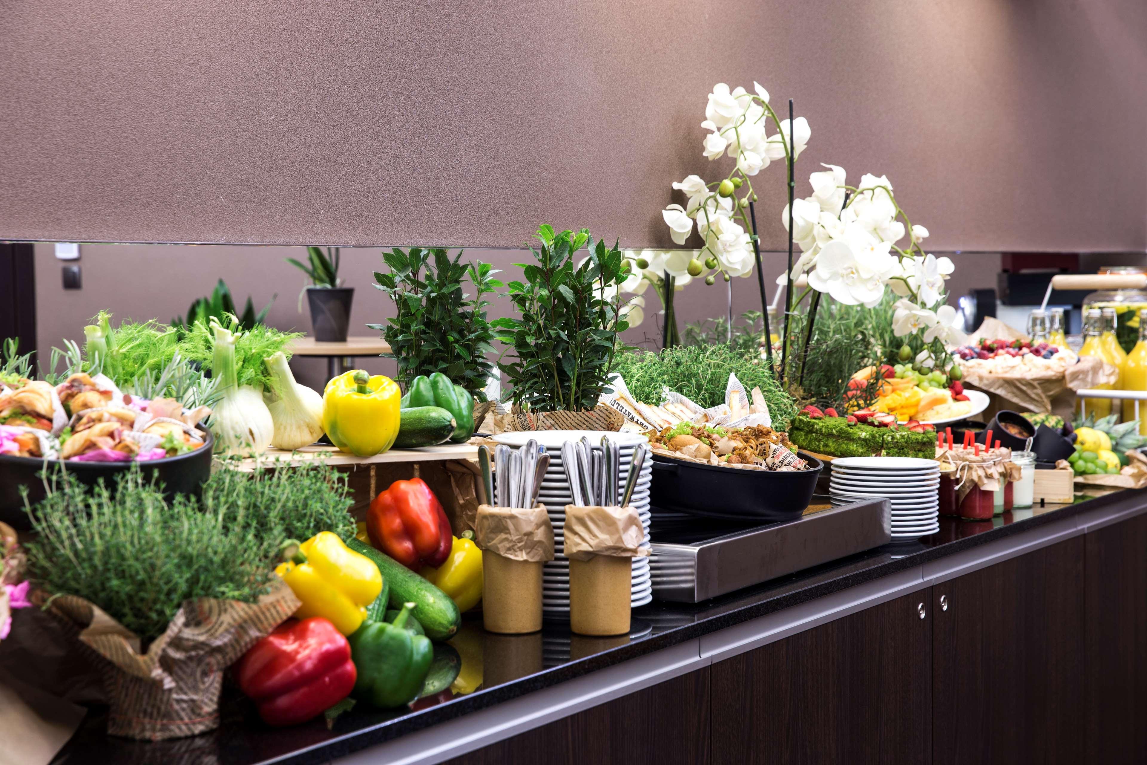 Radisson Blu Sobieski Varsavia Esterno foto Breakfast buffet at a hotel
