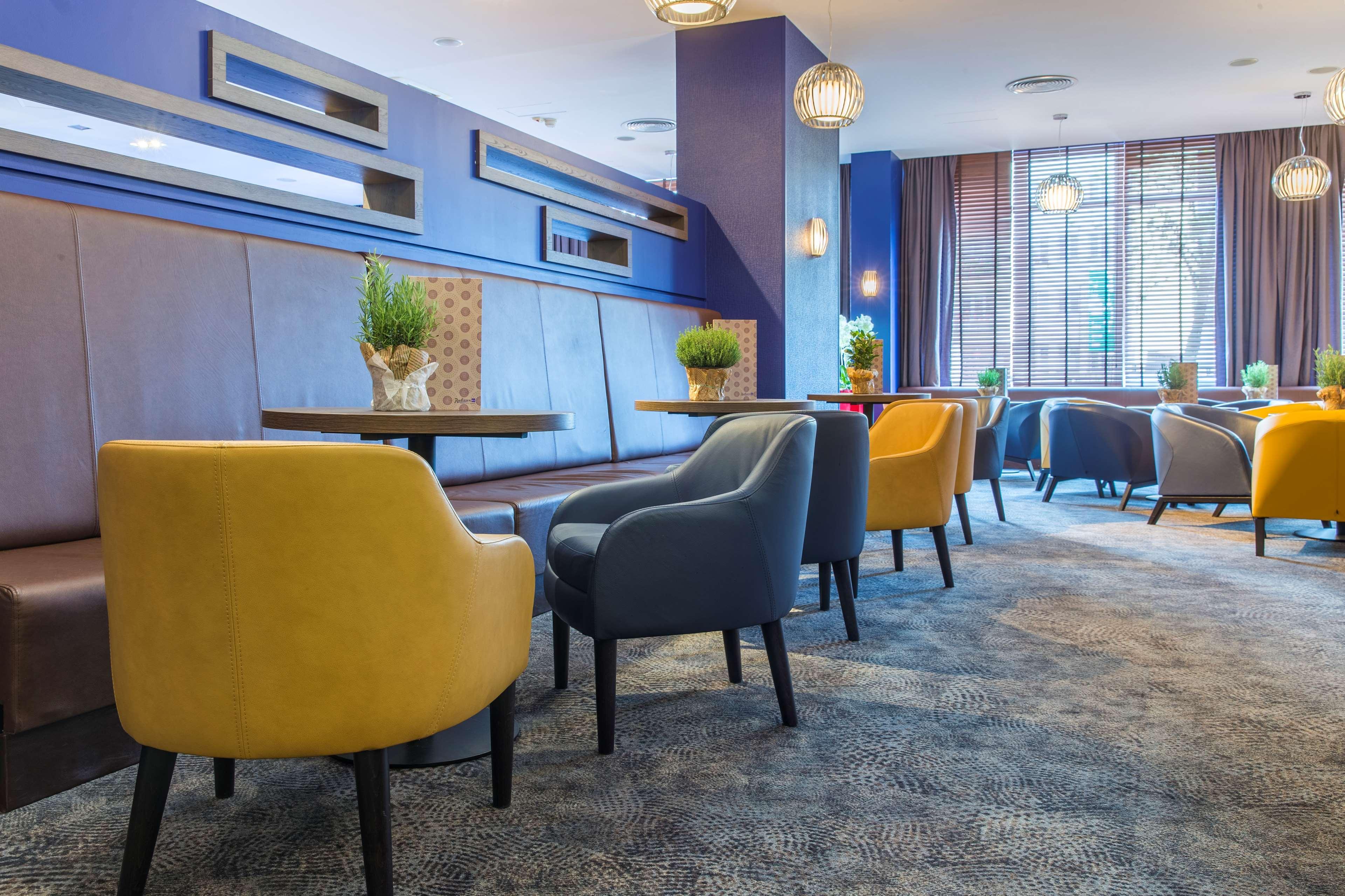 Radisson Blu Sobieski Varsavia Esterno foto Interior of a modern hotel