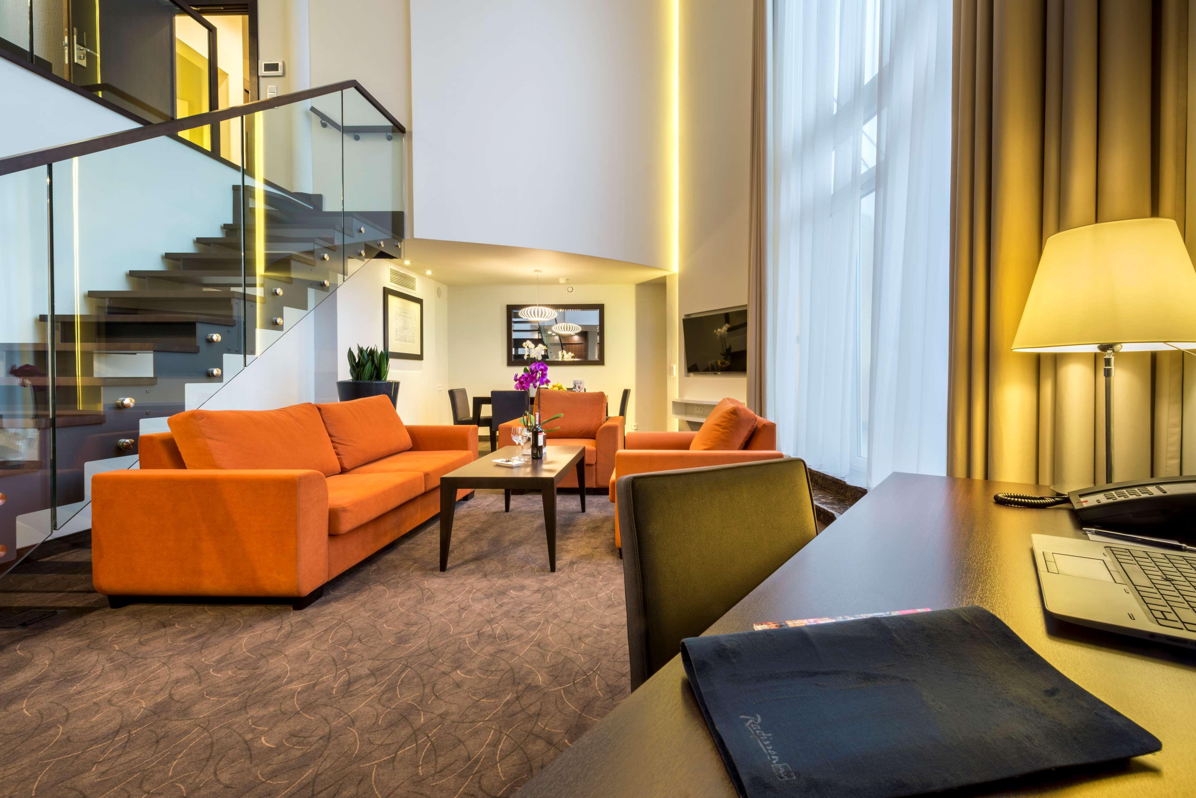 Radisson Blu Sobieski Varsavia Esterno foto Interior of a suite at the hotel