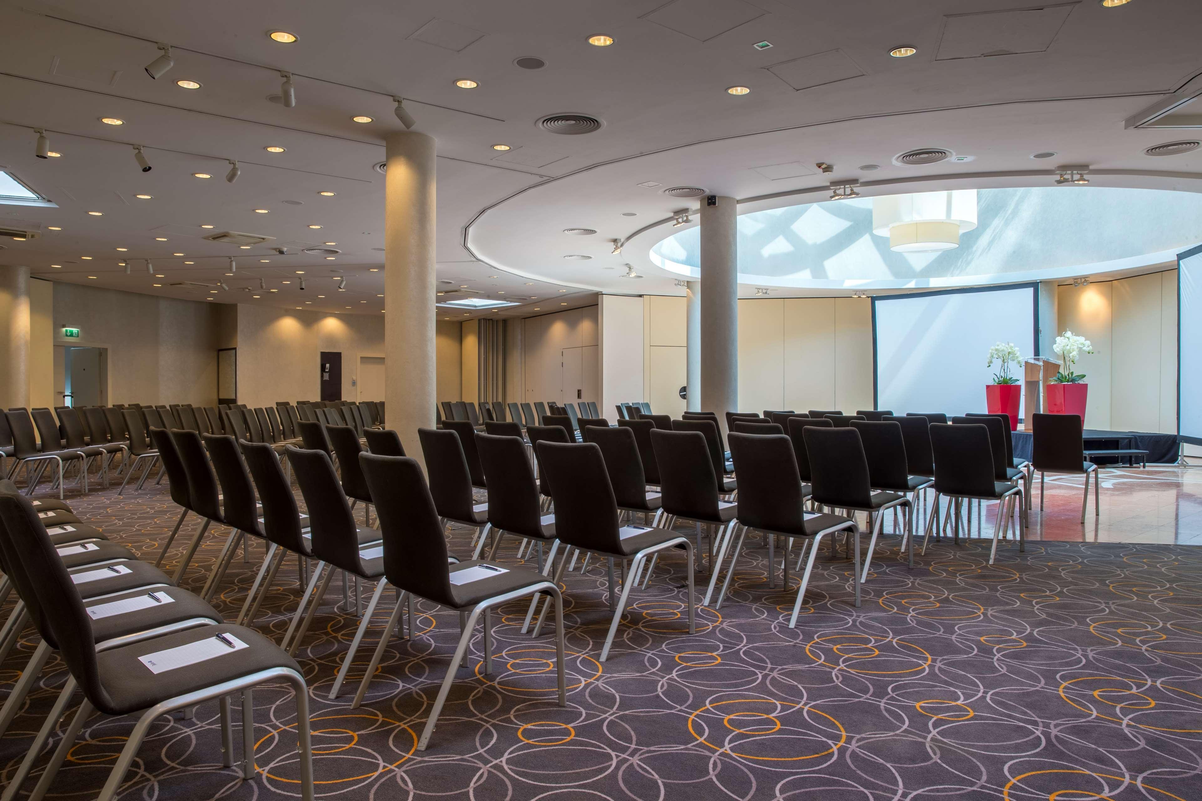 Radisson Blu Sobieski Varsavia Esterno foto The meeting room of the hotel