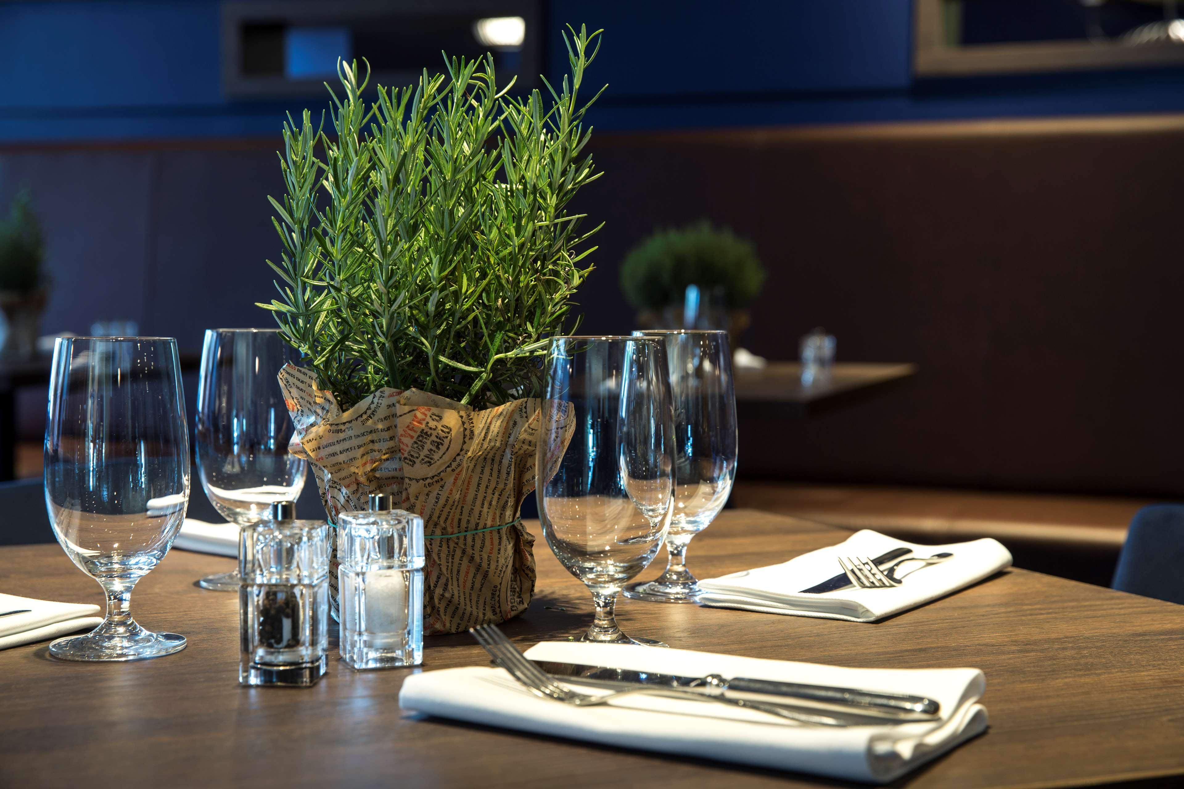 Radisson Blu Sobieski Varsavia Esterno foto Restaurant table setting
