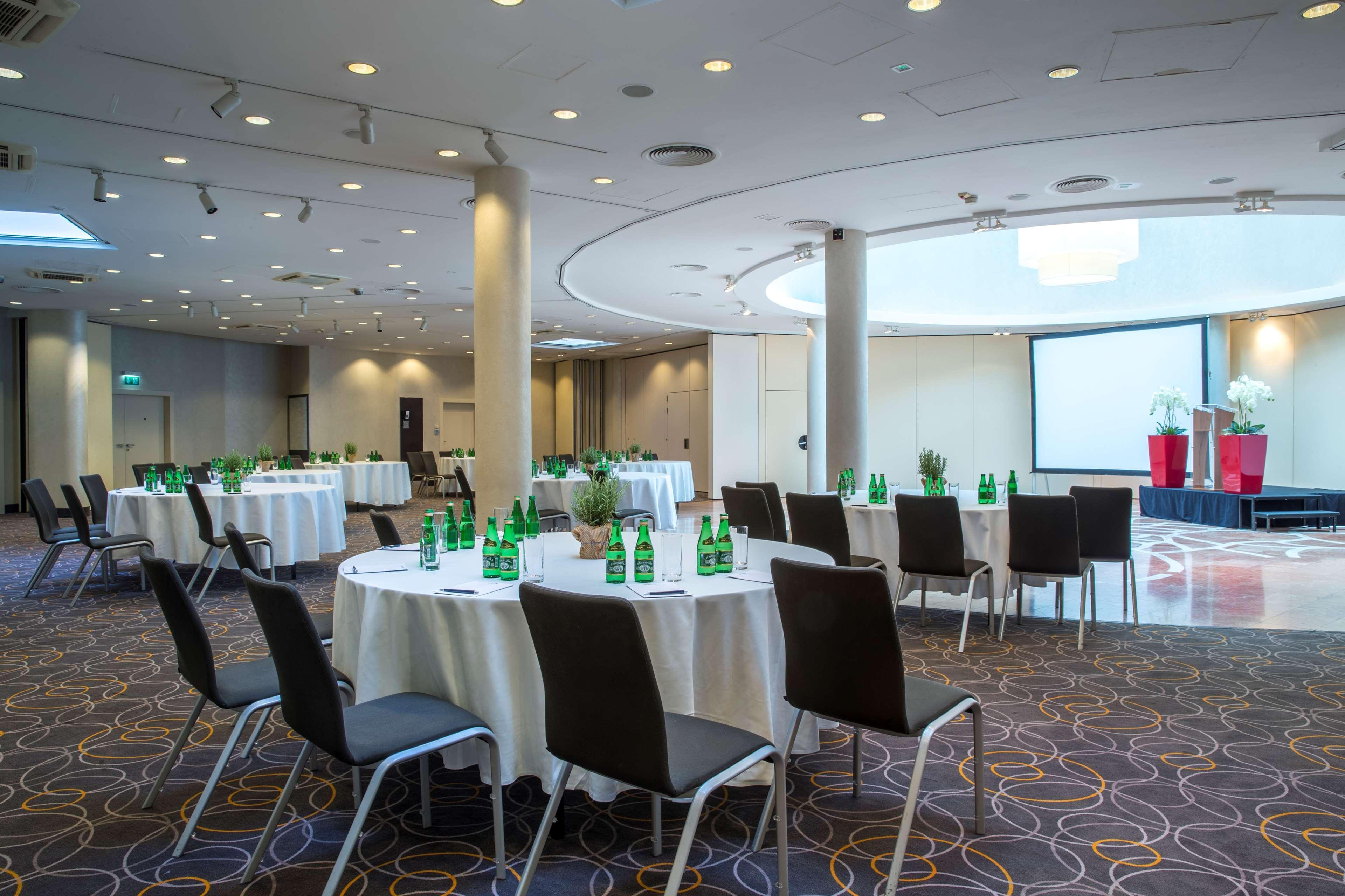 Radisson Blu Sobieski Varsavia Esterno foto The meeting room of the hotel
