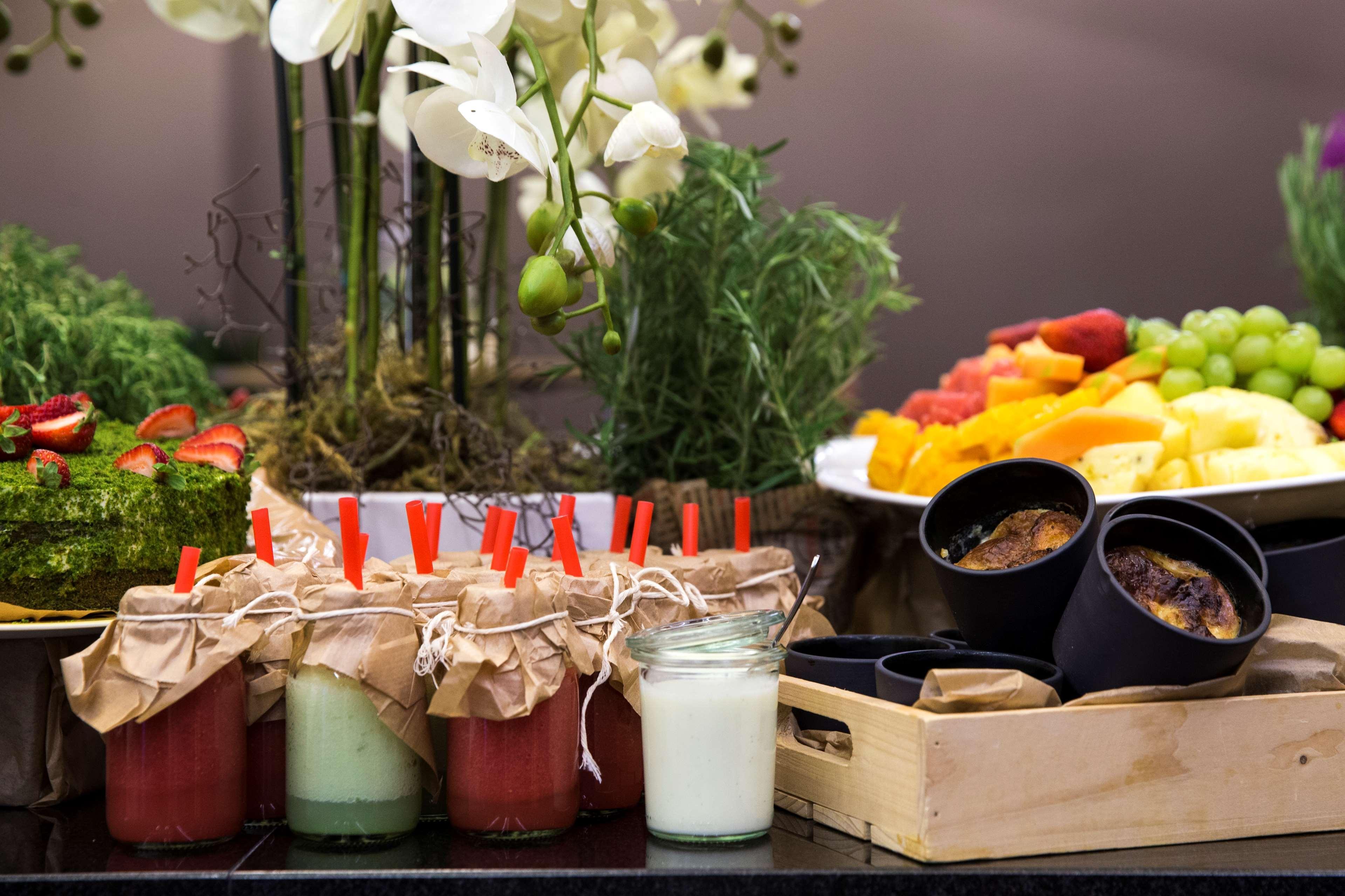 Radisson Blu Sobieski Varsavia Esterno foto Breakfast buffet at a luxury hotel
