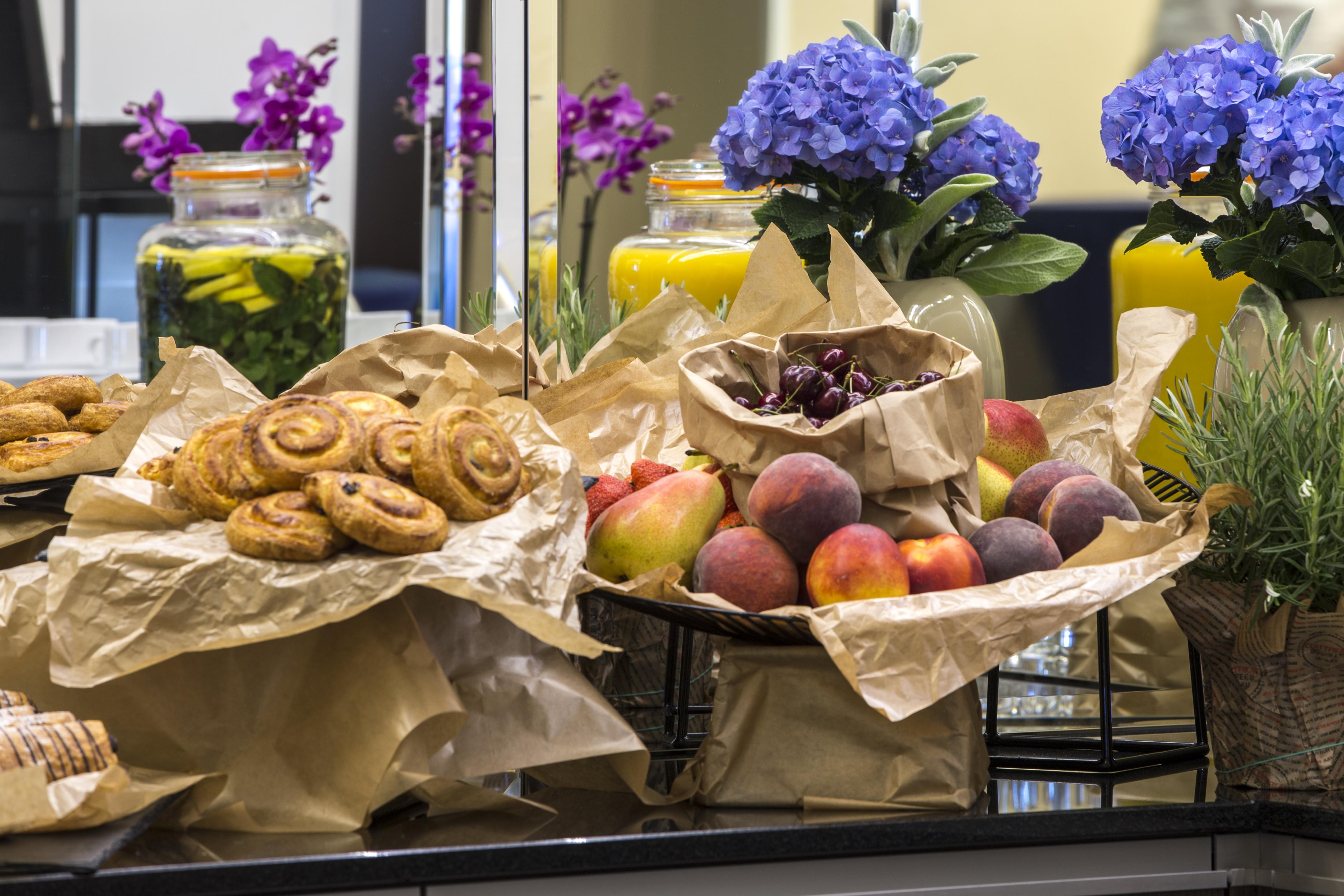 Radisson Blu Sobieski Varsavia Esterno foto Breakfast buffet at a luxury hotel