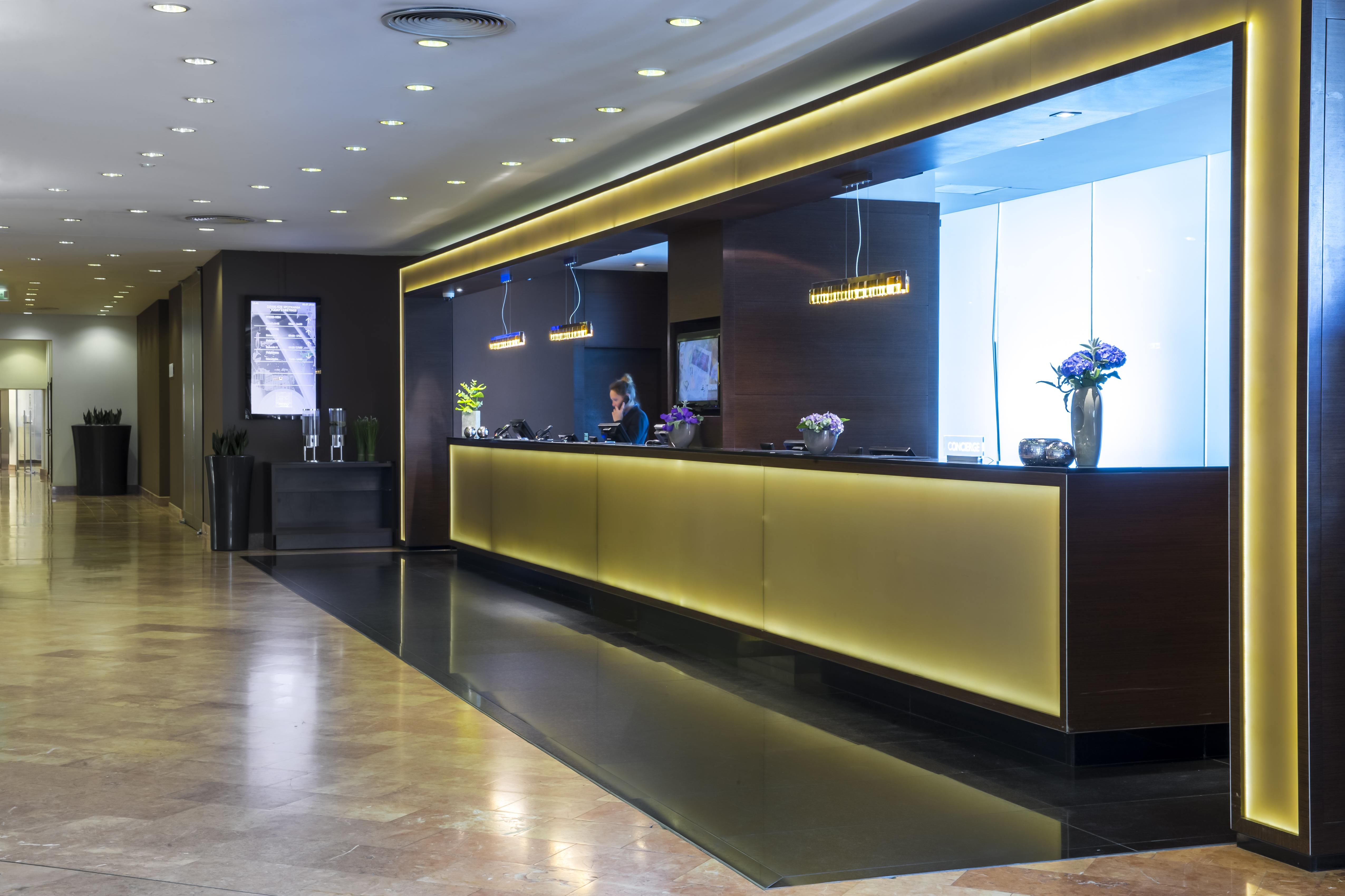 Radisson Blu Sobieski Varsavia Esterno foto Reception desk